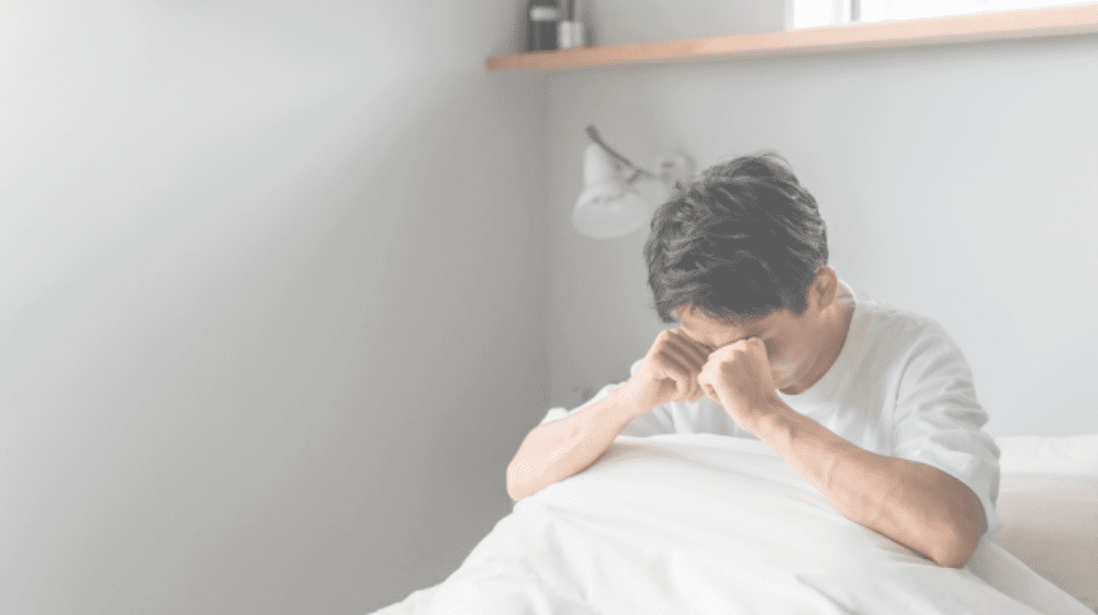 寝ても寝たりない様子の男性