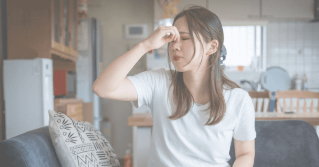 疲れが抜けない様子の女性