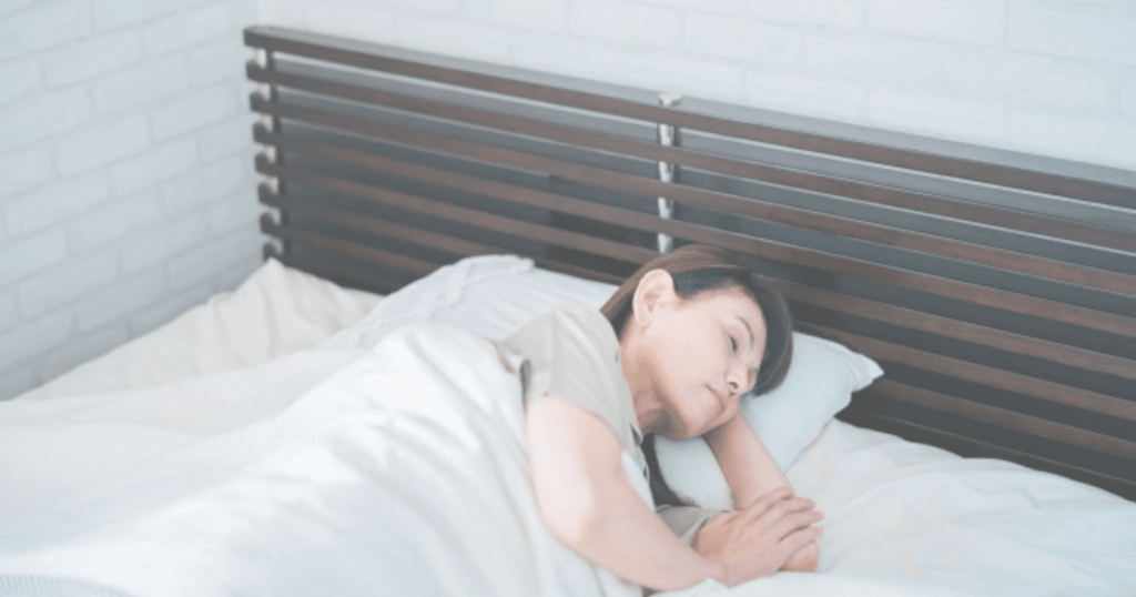 横になっている女性