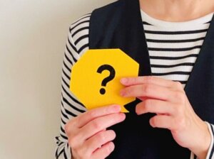 鍼灸施術受けるタイミングが分からず、疑問符を持っている人の写真