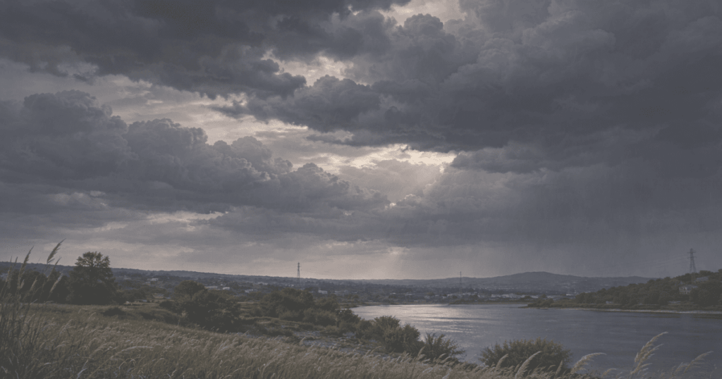 雨が降りそうな曇り空