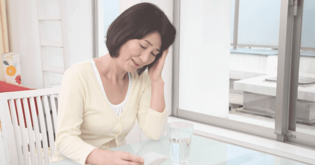 日常で気になる耳の症状に悩む女性